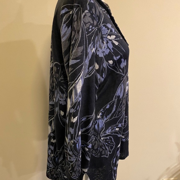 Chico’s Women's Navy Blue Floral Line Top size Medium - Picture 6 of 11